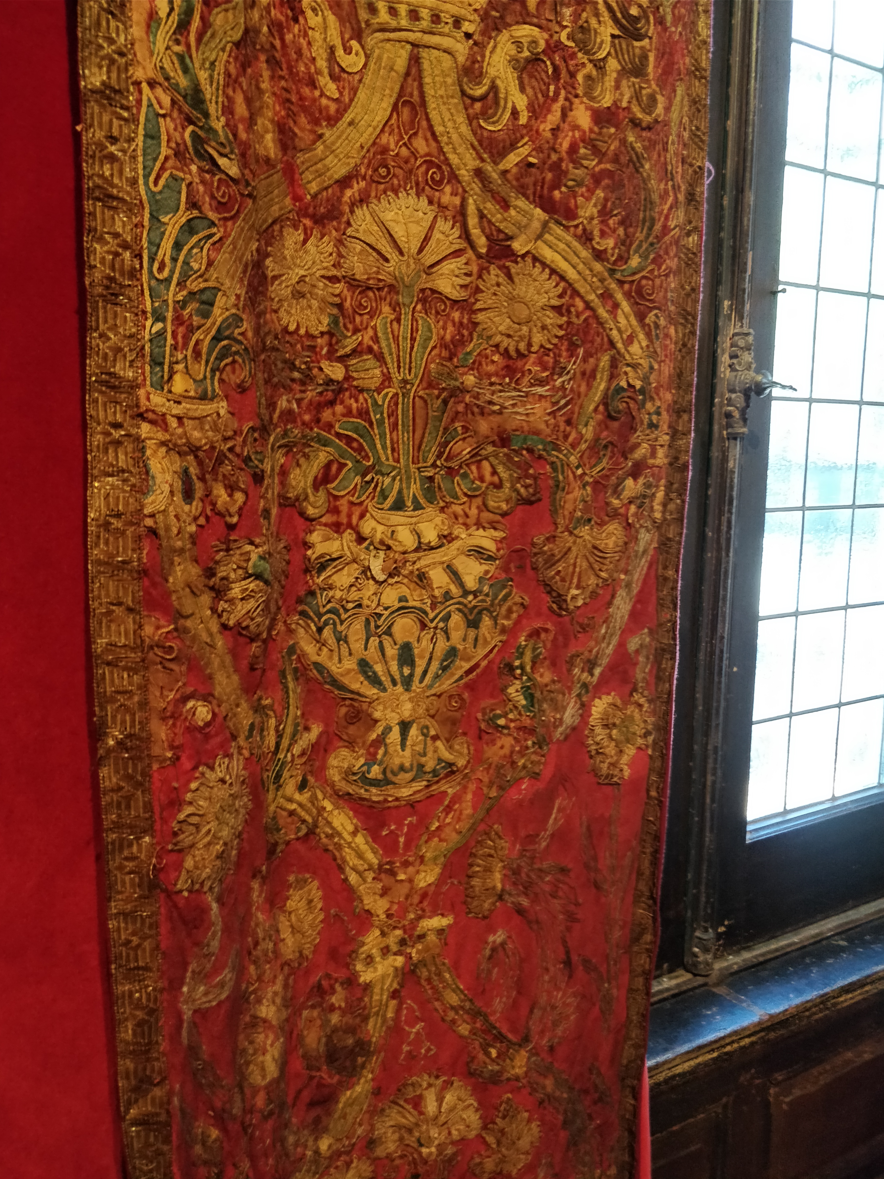 Cortinados de la Catedral de Jaca How do you even buy Baroque cathedral curtains? Are there cathedral rummage sales?